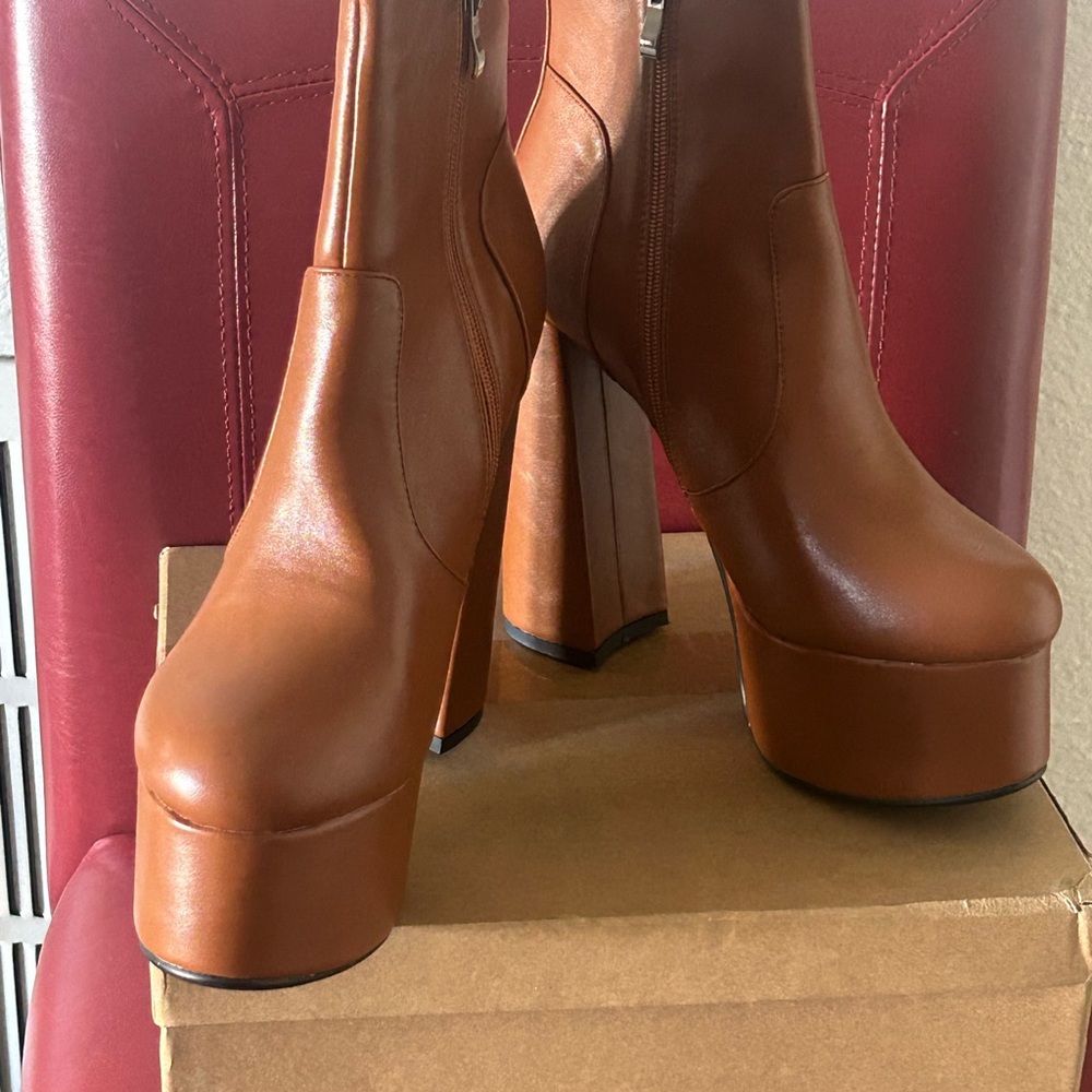 Elegant Tan Heeled Boots
